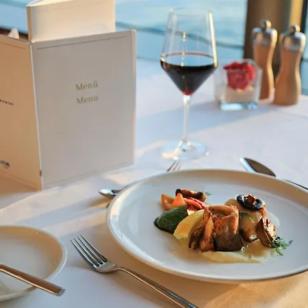 Hotel Viva Riverside Altstadt 4*