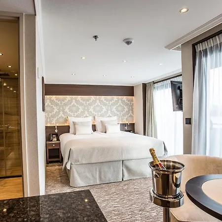 Viva Riverside Altstadt Hotel 4*