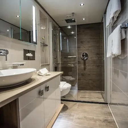 מלון Viva Riverside Altstadt 4*