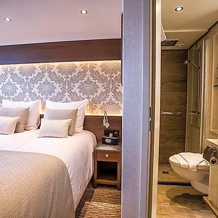 Hotel Viva Riverside Altstadt 4*